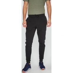 Under Armour - Spodnie Rival. Czarne spodnie sportowe męskie Under Armour, z bawełny. W wyprzedaży za 179.90 zł.