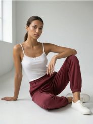 Spodnie jogger z domieszką wiskozy soft touch - pomarańczowy. Brązowe spodnie materiałowe damskie Sinsay, l, bez wzorów, z wiskozy. Za 39.99 zł.