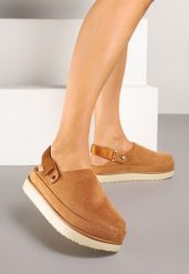 Brązowe Klapki Mule w Stylu Chodaków na Niskiej Platformie Xrea. Brązowe klapki damskie Renee, bez wzorów, wakacyjne, bez obcasa, na płaskiej podeszwie. Za 59.99 zł.