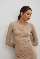 Dopasowana sukienka maxi z napami w kolorze BEIGE- MENSA-M. Brązowe sukienki damskie Marsala, m, bez wzorów, z bawełny, eleganckie, bez kołnierzyka, bez ramiączek, maxi, dopasowane. Za 319.90 zł.