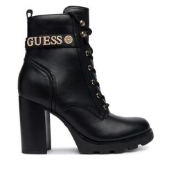 Botki Guess. Czarne botki damskie Guess, bez obcasa, na słupku, bez zapięcia. Za 634.99 zł.