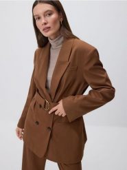 Dwurzędowa marynarka z paskiem - brązowy. Brązowe żakiety damskie Reserved, l, bez wzorów, z tkaniny. Za 299.99 zł.