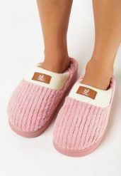 Różowe Kapcie z Futerka Ozdobione Tłoczeniem i Naszywką Lavetire. Czerwone kapcie damskie Born2be, z aplikacjami, z gumy. Za 29.99 zł.