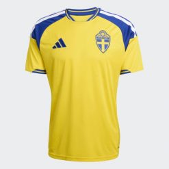 Koszulka Sweden 26 Home. Żółte koszulki sportowe męskie Adidas, bez wzorów, bez kołnierzyka, bez ramiączek, do piłki nożnej, climacool (adidas). Za 439.00 zł.