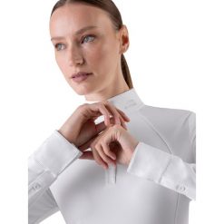 Damska koszulka polo na zawody Equiline. Białe koszulki sportowe damskie EQODE BY EQUILINE, bez wzorów, bez kołnierzyka, bez ramiączek, do jazdy konnej. Za 601.00 zł.