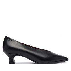Czółenka Tamaris. Czarne czółenka damskie Tamaris, bez wzorów, bez obcasa, bez zapięcia. Za 364.99 zł.