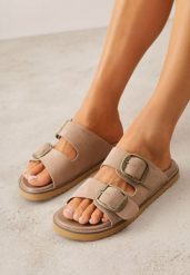 Ciemnobeżowe Klapki VICES Ozdobione Dużymi Klamrami Jenniviane. Brązowe klapki damskie Renee, bez wzorów, z jeansu, eleganckie, bez obcasa, na płaskiej podeszwie. Za 99.99 zł.