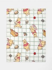 Koc niemowlęcy Winnie the Pooh - kremowy. Białe kocyki dla dzieci Sinsay. Za 22.99 zł.
