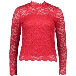 Koszulka "Lucia" w kolorze czerwonym. Bluzki damskie marki Vero Moda. W wyprzedaży za 99.95 zł.