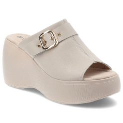 Klapki damskie S. Barski, eleganckie na koturnie z klamrą i z miękkimi wkładkami, beżowe, LR51-542. Brązowe sandały damskie S.BARSKI, bez wzorów, z jeansu, bez obcasa, na koturnie, bez zapięcia. Za 159.00 zł.