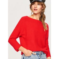 Sweter z prostym dekoltem - Czerwony. Czerwone swetry damskie Reserved. Za 59.99 zł.