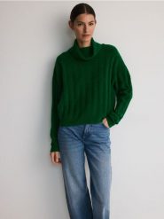 Sweter z golfem - zielony. Zielone swetry damskie Reserved, l, bez wzorów, z dzianiny, bez kołnierzyka, bez ramiączek, bez kaptura. W wyprzedaży za 59.99 zł.