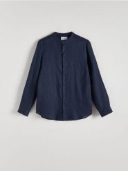 Lniana koszula regular fit - granatowy. Niebieskie koszule męskie Reserved, l, bez wzorów, bez kołnierzyka, bez ramiączek. W wyprzedaży za 139.99 zł.