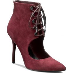 Szpilki GUESS - Pivia FLPIV4 SUE09 BURGU. Szpilki damskie marki Guess. W wyprzedaży za 449.00 zł.