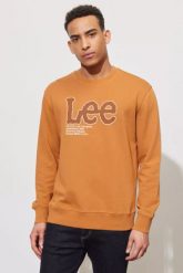 LEE SEASONAL LOGO CREW SWS MĘSKA BLUZA NADRUK CARAMEL L84QTJ99 112322640. Brązowe bluzy męskie Lee, l, bez wzorów, bez kaptura. Za 149.99 zł.