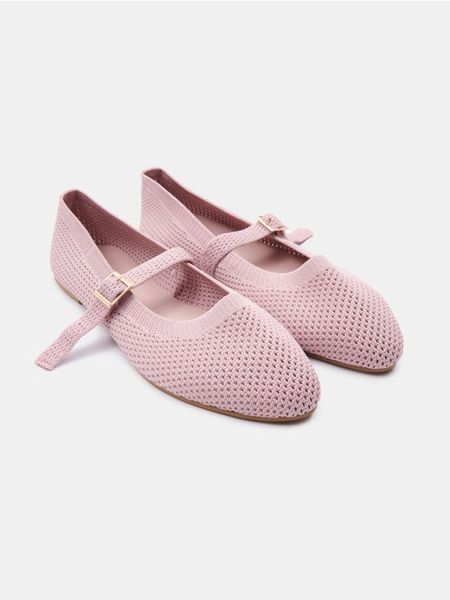Dzianinowe baleriny z paskiem - różowy. Czerwone baleriny damskie Sinsay, bez wzorów, z dzianiny, bez obcasa. Za 39.99 zł.