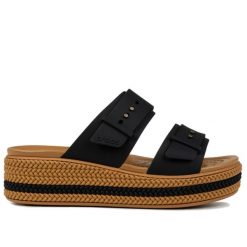 Klapki damskie na platformie Crocs BROOKLYN WOVEN BUCKLE. Brązowe klapki damskie Crocs, bez wzorów, z materiału, eleganckie, bez obcasa, na platformie. Za 219.00 zł.