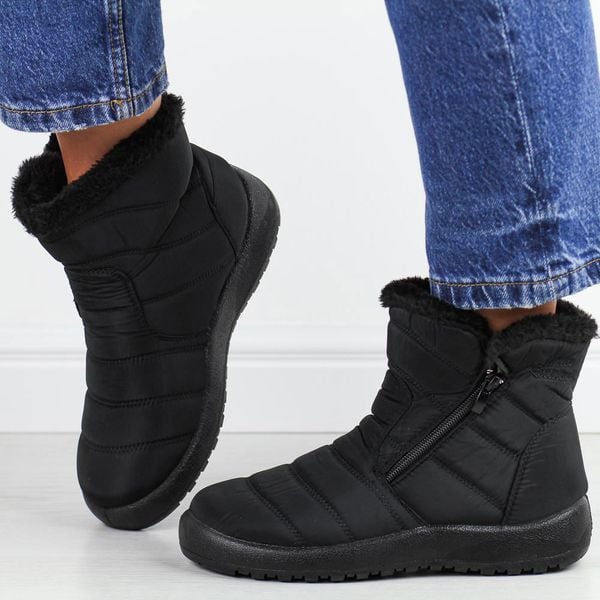 Czarne zimowe wodoodporne śniegowce damskie Jezzi 74853. Czarne śniegowce i trapery damskie Jezzi, z jeansu. W wyprzedaży za 128.14 zł.