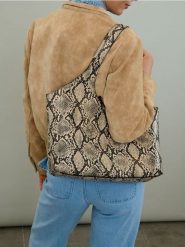 Torebka na ramię z kosmetyczką w wężowy wzór - wielobarwny. Torby na ramię damskie Sinsay, bez wzorów, bez dodatków. Za 59.99 zł.