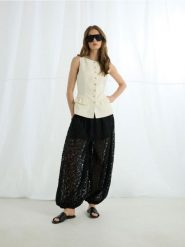 Koronkowe spodnie balloon - czarny. Czarne spodnie materiałowe damskie Reserved, l, bez wzorów, z bawełny. Za 179.99 zł.