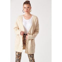 Kardigan w kolorze beżowym. Brązowe kardigany damskie marki Robin. W wyprzedaży za 169.95 zł.