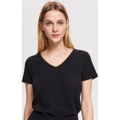 T-shirt z brokatową lamówką - Czarny. T-shirty damskie marki Reserved. Za 59.99 zł.