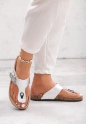 Srebrne Klapki Flat-Hat. Szare klapki damskie Born2be, bez wzorów, bez obcasa, na płaskiej podeszwie. Za 49.99 zł.