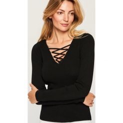 Sweter z ozdobnym dekoltem - Czarny. Kardigany damskie marki bonprix. Za 69.99 zł.