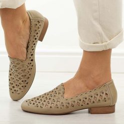 Beżowe skórzane półbuty damskie Jezzi Ol50-1. Brązowe półbuty damskie Jezzi, na lato, w ażurowe wzory, ze skóry, casualowe, z okrągłym noskiem, bez obcasa, na płaskiej podeszwie, bez zapięcia. W wyprzedaży za 206.10 zł.