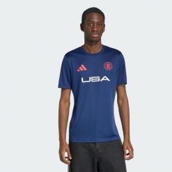 Koszulka Mistrzostwa Świata FIFA 26 USA. Niebieskie koszulki sportowe męskie Adidas, xs, bez wzorów, z dzianiny, bez kołnierzyka, bez ramiączek, do piłki nożnej. Za 149.00 zł.