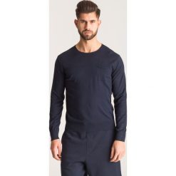 Granatowy sweter męski Armani Exchange z kieszenią. Niebieskie swetry przez głowę męskie Armani Exchange, l, bez wzorów, bez kołnierzyka. Za 168.00 zł.