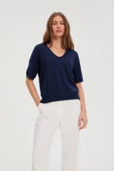 Sweter z krótkimi rękawami granatowy. Niebieskie swetry damskie MOODO, l, bez wzorów, z poliamidu, bez kołnierzyka, bez ramiączek, krótkie, bez kaptura. Za 89.99 zł.