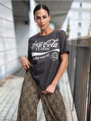 Koszulka Coca Cola - szary. Szare t-shirty damskie Sinsay, l, bez wzorów, z bawełny, bez kołnierzyka. W wyprzedaży za 19.99 zł.
