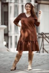 Brązowa sukienka Alicja z falbanką XXL OVERSIZE JESIEŃ. Brązowe sukienki damskie Moda Size Plus Iwanek, na jesień, s, bez wzorów, z bawełny, bez kołnierzyka, bez ramiączek, mini, oversize. W wyprzedaży za 159.90 zł.