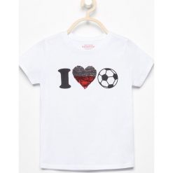 T-shirt z magicznymi cekinami - Biały. Białe t-shirty i topy dla dziewczynek Reserved. W wyprzedaży za 19.99 zł.