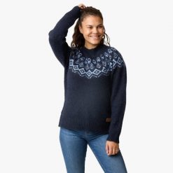 Sweter damski Swedemount Lofoten Wool Knit W. Niebieskie bluzy sportowe damskie SWEDEMOUNT, bez wzorów, z tkaniny, bez kaptura, trekkingowe. Za 249.99 zł.