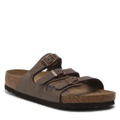 Klapki Birkenstock. Brązowe klapki damskie Birkenstock, bez wzorów, bez obcasa. Za 519.99 zł.