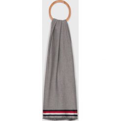 Tommy Hilfiger - Chusta. Szare szaliki męskie Tommy Hilfiger, bez wzorów, z bawełny. W wyprzedaży za 129.90 zł.