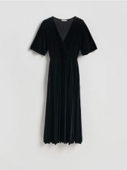 Welurowa sukienka z plisowaniem - czarny. Czarne sukienki damskie Reserved, l, bez wzorów, z tkaniny, bez kołnierzyka, bez ramiączek, midi, rozkloszowane. Za 139.99 zł.