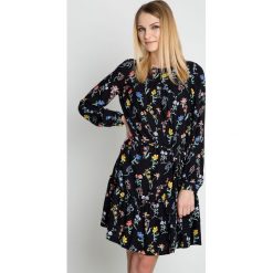 Czarna sukienka w kolorowe kwieciste wzory RABARBAR. Sukienki damskie RABARBAR. W wyprzedaży za 209.00 zł.