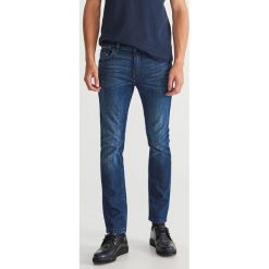 Jeansy slim fit - Niebieski. Niebieskie jeansy męskie Reserved. Za 149.99 zł.