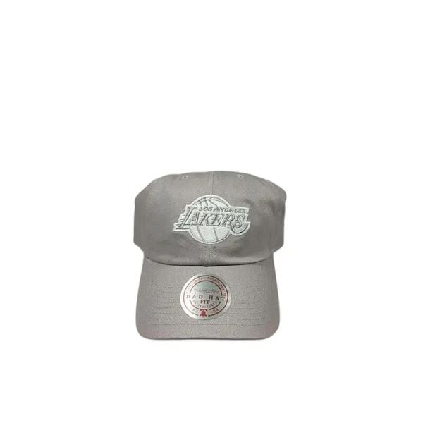 Czapka Los Angeles Lakers Elite Neutrals Dad. Czerwone czapki i kapelusze męskie Mitchell & Ness, bez wzorów, z materiału, eleganckie. Za 144.00 zł.