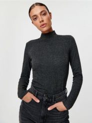 Bluzka ze stójką - szary. Szare bluzki damskie Sinsay, l, bez wzorów, z wiskozy, bez kołnierzyka, bez ramiączek. Za 39.99 zł.