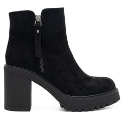 Botki Clara Barson. Czarne botki damskie Clara Barson, bez obcasa, na słupku, bez zapięcia. Za 104.99 zł.