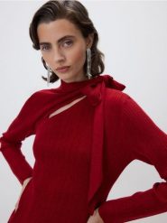Sweter z ozdobnym wiązaniem - czerwony. Czerwone swetry damskie Reserved, l, bez wzorów, z dzianiny, bez kołnierzyka, bez ramiączek, bez kaptura. Za 129.99 zł.