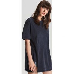 Długa koszulka oversize - Czarny. T-shirty damskie Cropp. Za 49.99 zł.
