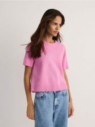 Wełniany sweter z krótkimi rękawami - różowy. Czerwone swetry damskie Reserved, l, bez wzorów, z dzianiny, bez kołnierzyka, bez ramiączek, krótkie, bez kaptura. W wyprzedaży za 99.99 zł.