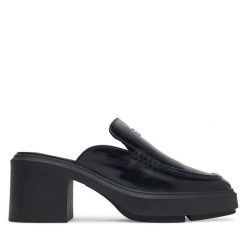 Klapki Calvin Klein. Czarne klapki damskie Calvin Klein, bez wzorów, bez obcasa. Za 649.99 zł.