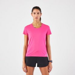 Koszulka do biegania damska Kiprun Run 100. Czerwone koszulki sportowe damskie KALENJI, s, bez wzorów, z materiału, sportowe, bez kołnierzyka. Za 29.99 zł.