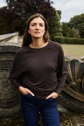 Gładki sweter brązowy. Brązowe swetry damskie MOODO, l, bez wzorów, z elastanu, bez kołnierzyka, bez ramiączek, bez kaptura. Za 89.99 zł.